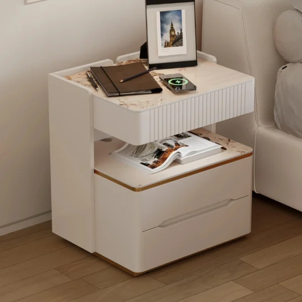 Linea Side table - Off white Modern off-white side table with marble top, ribbed detailing, and gold trim for a refined touch.